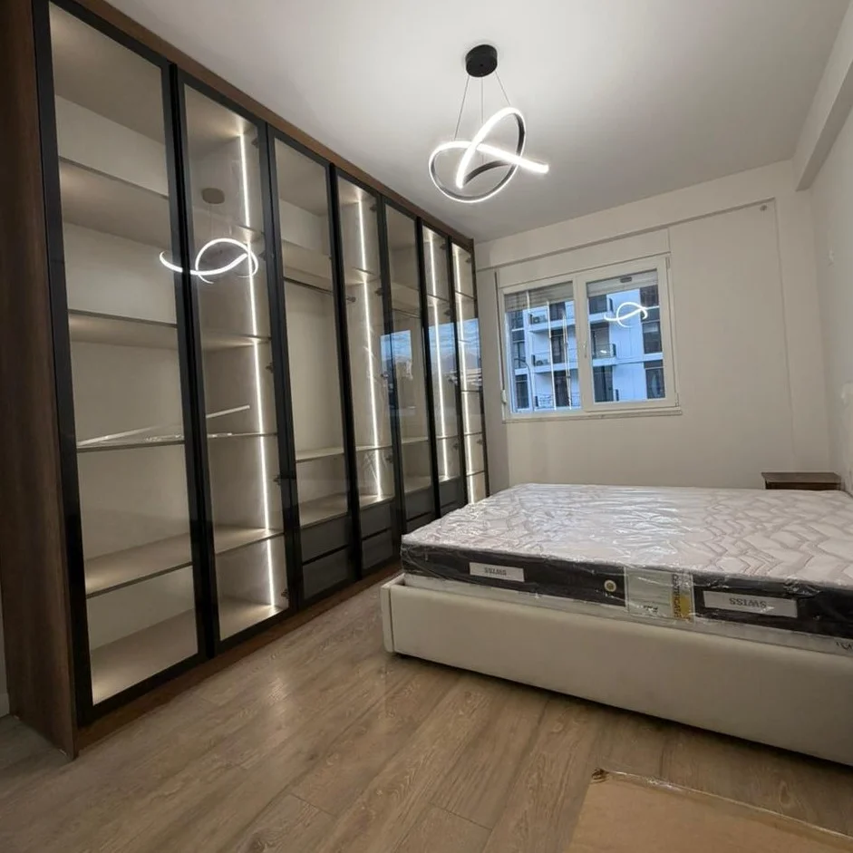 Tirane, jepet me qera apartament 1+1+Ballkon , 70 m² 800 € (Komuna e Parisit)