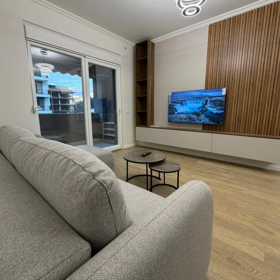 Tirane, jepet me qera apartament 1+1+Ballkon , 70 m² 800 € (Komuna e Parisit)