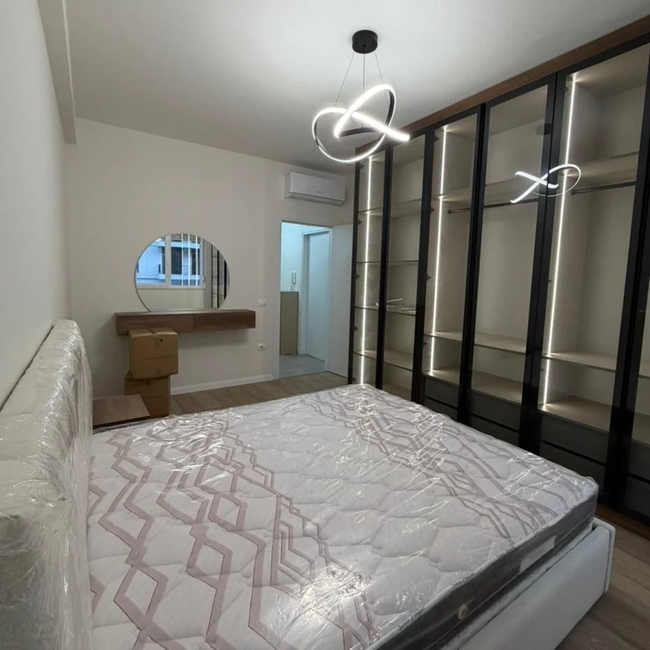 Tirane, jepet me qera apartament 1+1+Ballkon , 70 m² 800 € (Komuna e Parisit)