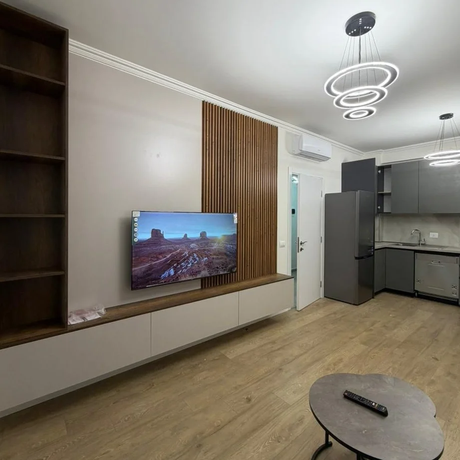Tirane, jepet me qera apartament 1+1+Ballkon , 70 m² 800 € (Komuna e Parisit)
