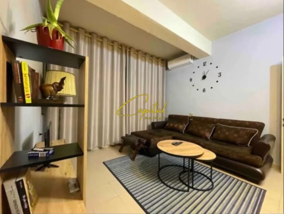 Tirane, jepet me qera apartament 1+1 Kati 3, 86 m² 550 € (BULEVARDI ZOGU PARE)