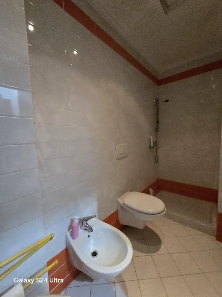 Tirane, shitet apartament 2+1+Ballkon , (Ish Parku i Autobusave)