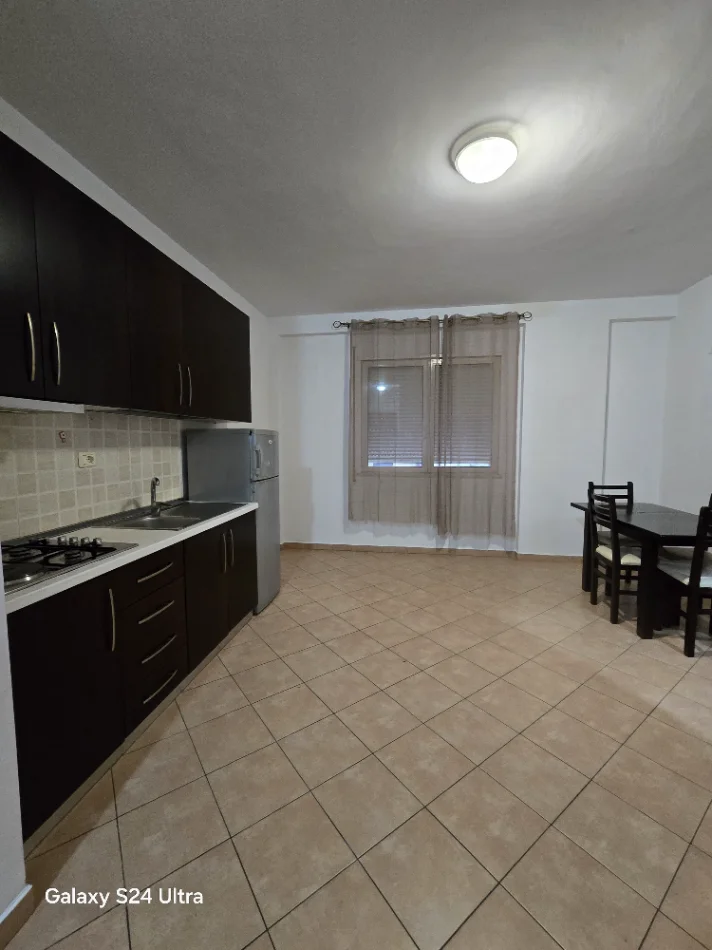 Tirane, shitet apartament 2+1+Ballkon , (Ish Parku i Autobusave)