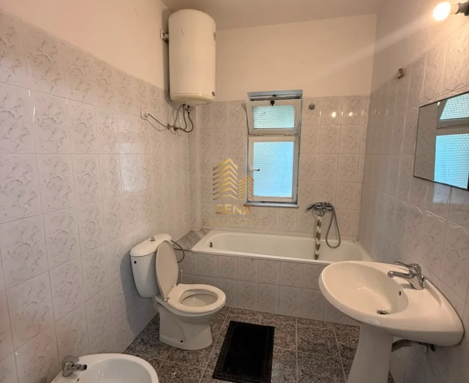 Tirane, jepet me qera apartament 2+1+Ballkon Kati 1, 120 m² 500 € (Spitali Amerikan 2)