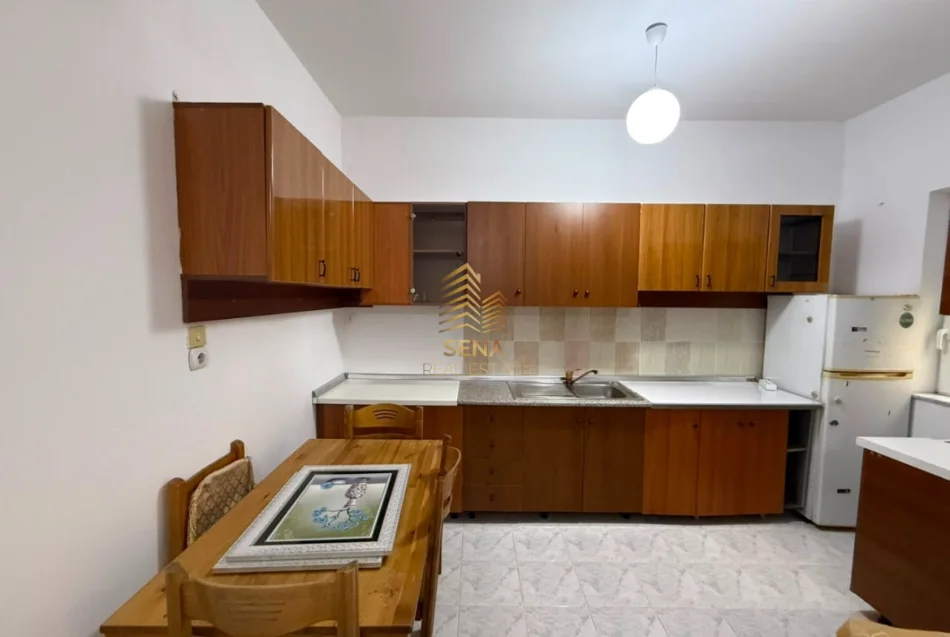 Tirane, jepet me qera apartament 2+1+Ballkon Kati 1, 120 m² 500 € (Spitali Amerikan 2)
