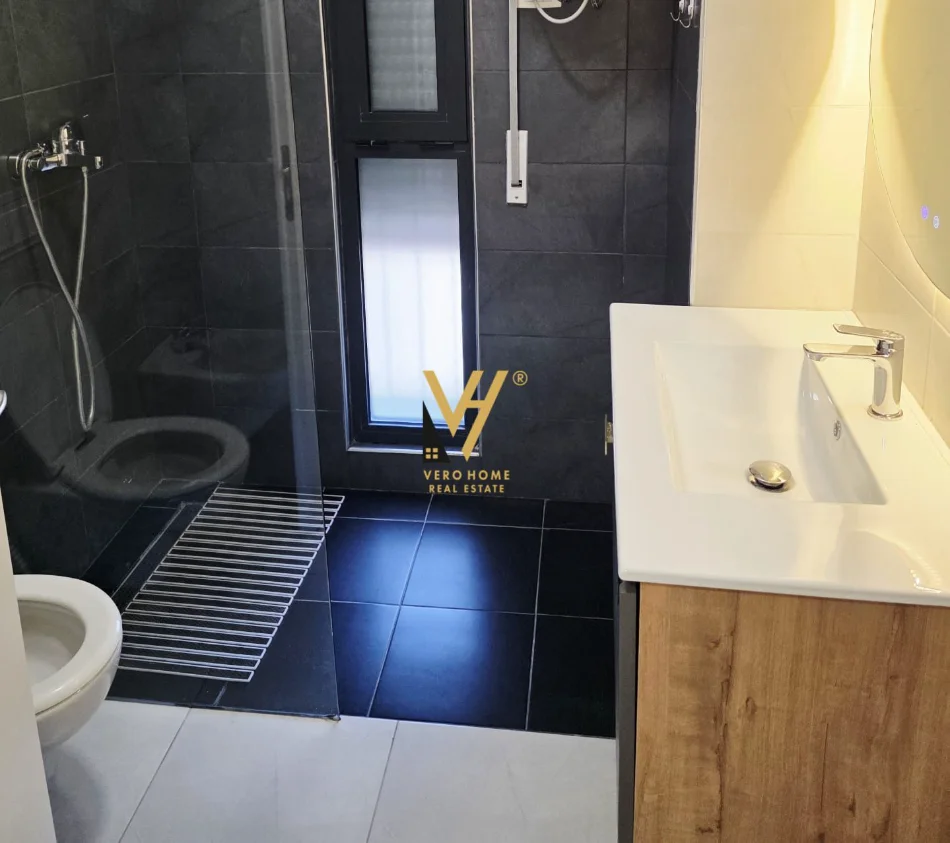 Tirane, jepet me qera apartament 1+1+Ballkon Kati 7, 70 m² 800 € (KOMUNA E PARISIT)