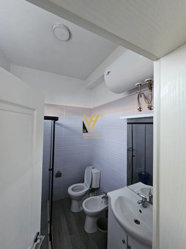 Tirane, jepet me qera apartament 1+1+Ballkon Kati 1, 50 m² 420 € (SELVIA)