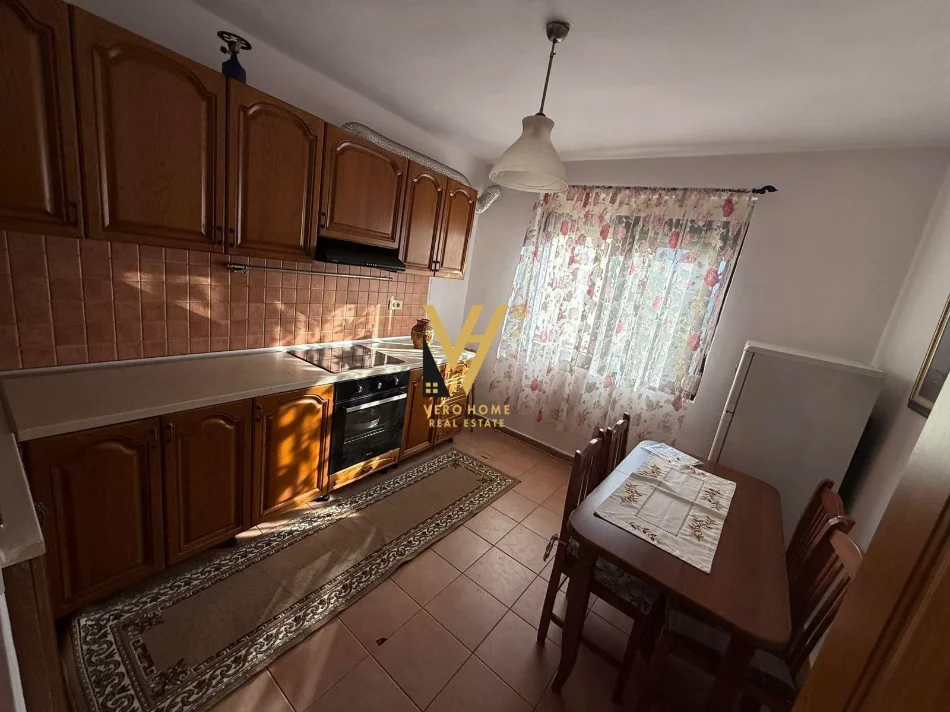 Tirane, jepet me qera apartament 2+1+Ballkon Kati 3, 75 m² 520 € (21 DHJETORI)