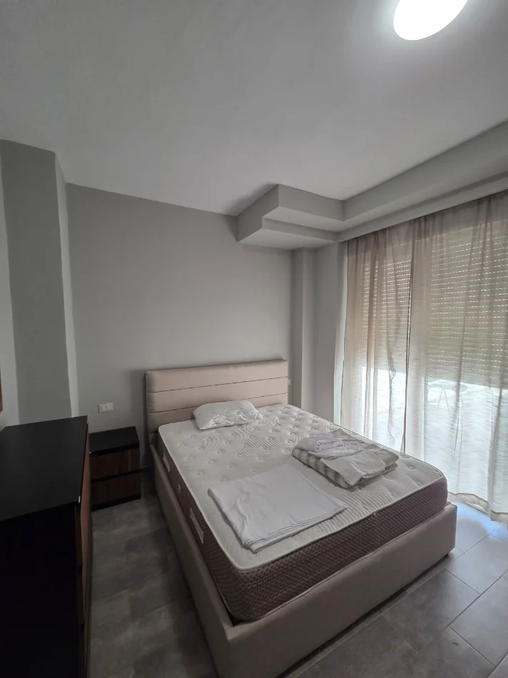 Tirane, jepet me qera apartament 1+1+Ballkon Kati 1, 70 m² 300 € (FRESK)