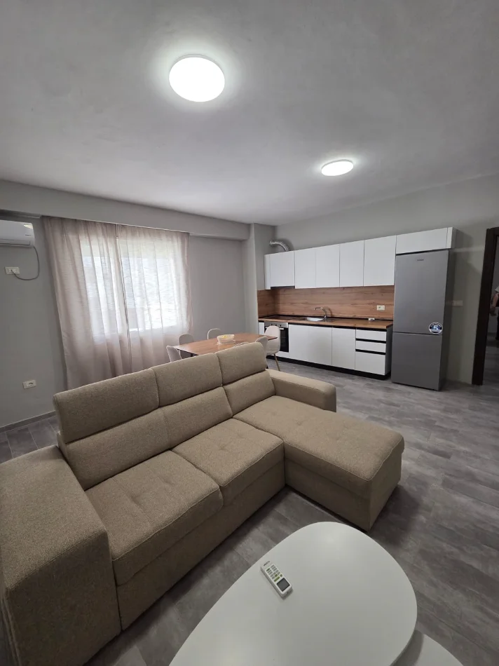 Tirane, jepet me qera apartament 1+1+Ballkon Kati 1, 70 m² 300 € (FRESK)