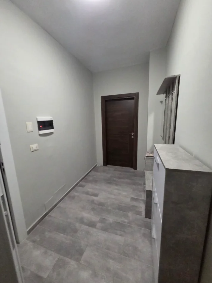 Tirane, jepet me qera apartament 1+1+Ballkon Kati 1, 70 m² 300 € (FRESK)