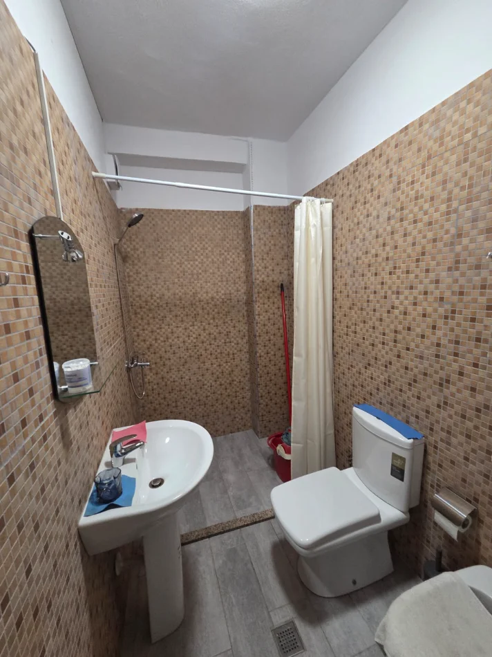 Tirane, jepet me qera apartament 1+1+Ballkon Kati 1, 70 m² 300 € (FRESK)