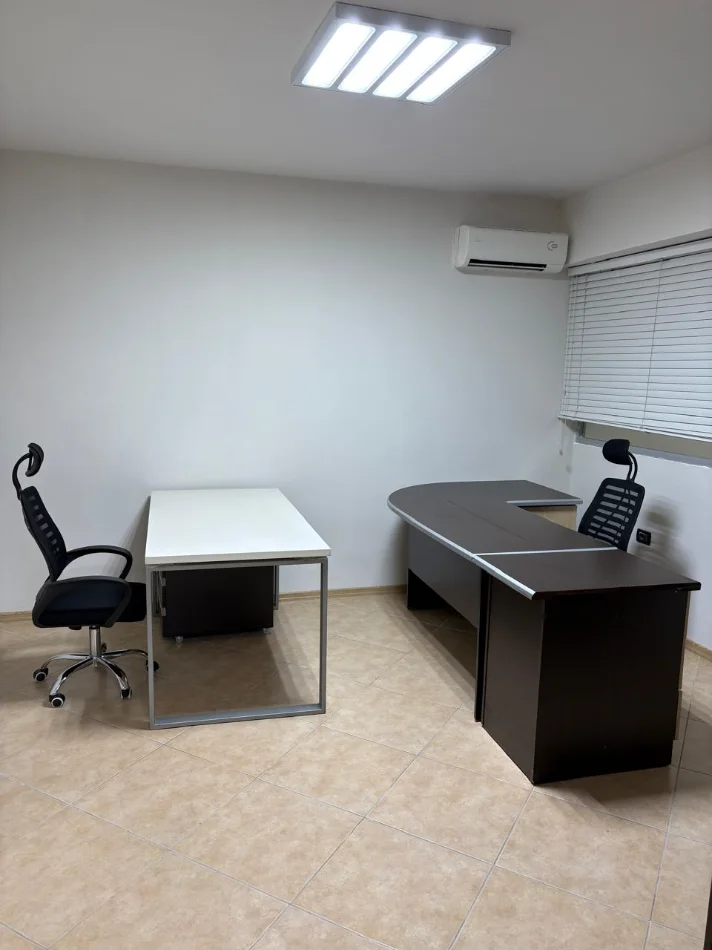 Tirane, shitet dyqan Kati 2, 156 m² 546.000 € (ish blloku)