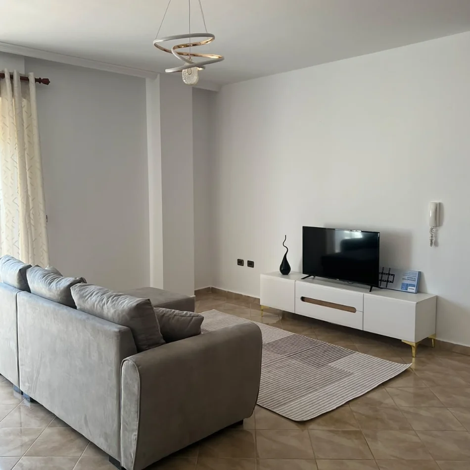 Tirane, jepet me qera apartament 1+1+Ballkon , 70 m² 600 € (Komuna e Parisit)