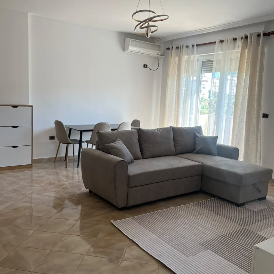 Tirane, jepet me qera apartament 1+1+Ballkon , 70 m² 600 € (Komuna e Parisit)