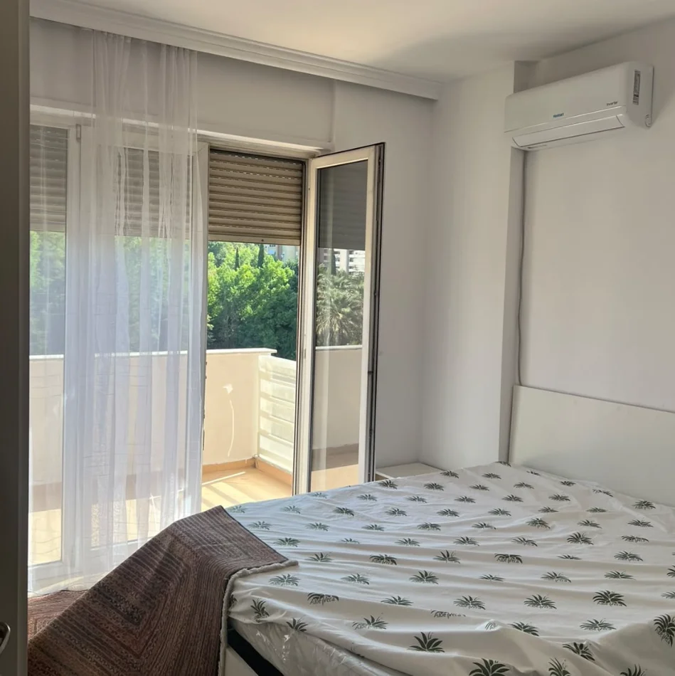 Tirane, jepet me qera apartament 1+1+Ballkon , 70 m² 600 € (Komuna e Parisit)