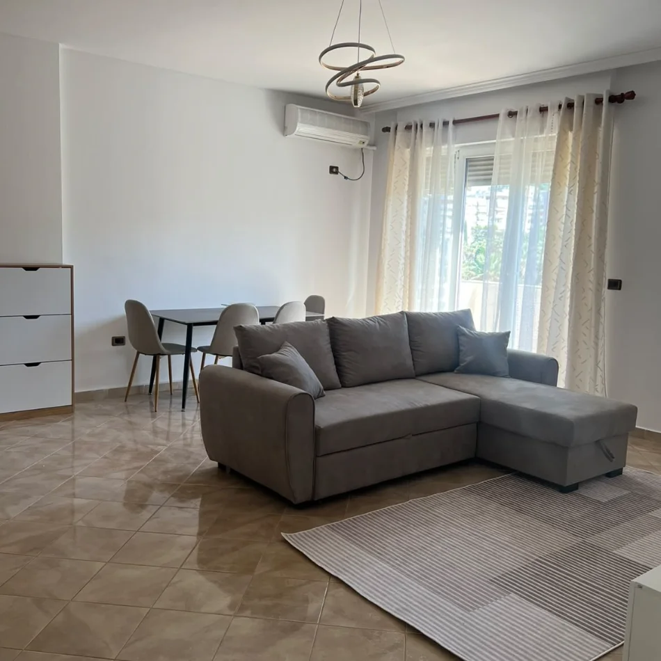 Tirane, jepet me qera apartament 1+1+Ballkon , 70 m² 600 € (Komuna e Parisit)