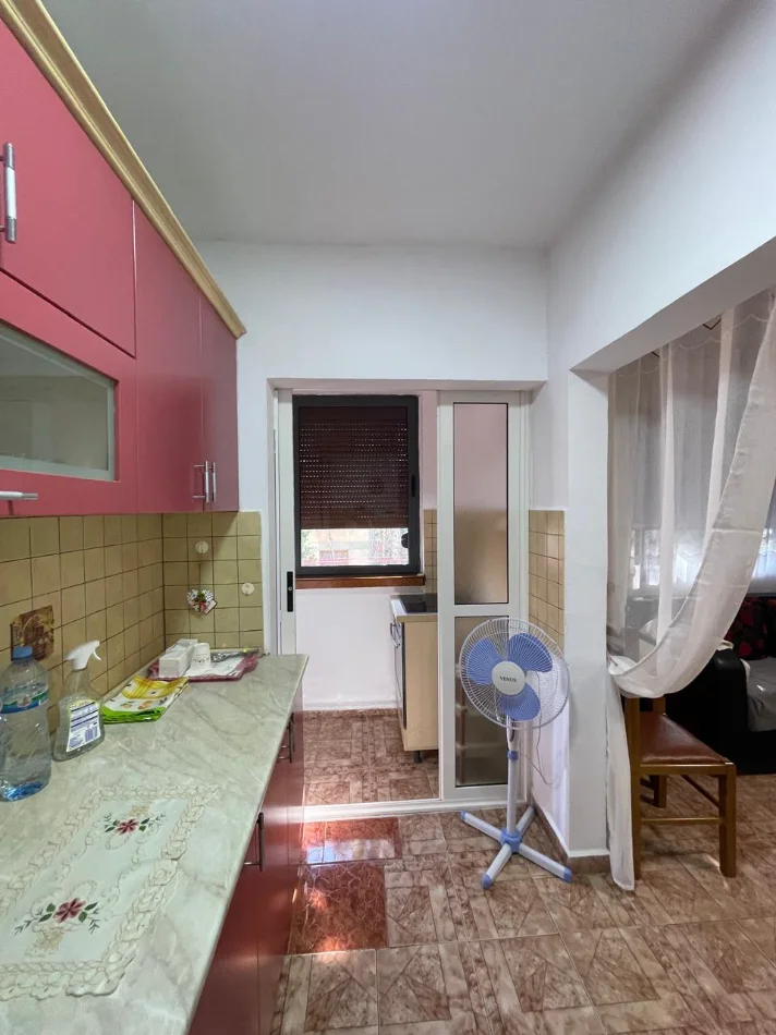 Tirane, jepet me qera apartament 1+1+Ballkon Kati 3, 70 m² 450 € (Rruga Ndre Mjeda)