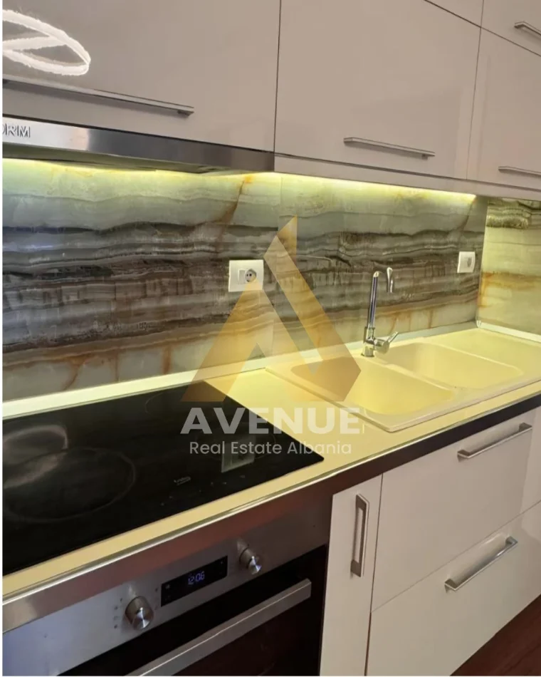 Tirane, jepet me qera apartament 2+1+Ballkon Kati 1, 140 m² 750 € (rruga Hamdi Garunja)