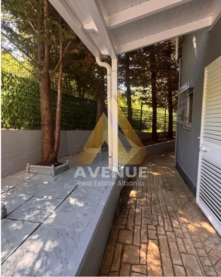 Tirane, jepet me qera apartament 2+1+Ballkon Kati 1, 140 m² 750 € (rruga Hamdi Garunja)