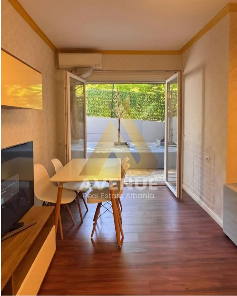 Tirane, jepet me qera apartament 2+1+Ballkon Kati 1, 140 m² 750 € (rruga Hamdi Garunja)