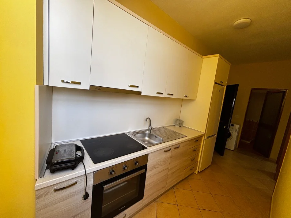 Durres, jepet me qera apartament 1+1 , 60 m² 400 € (Shkembi i Kavajes)