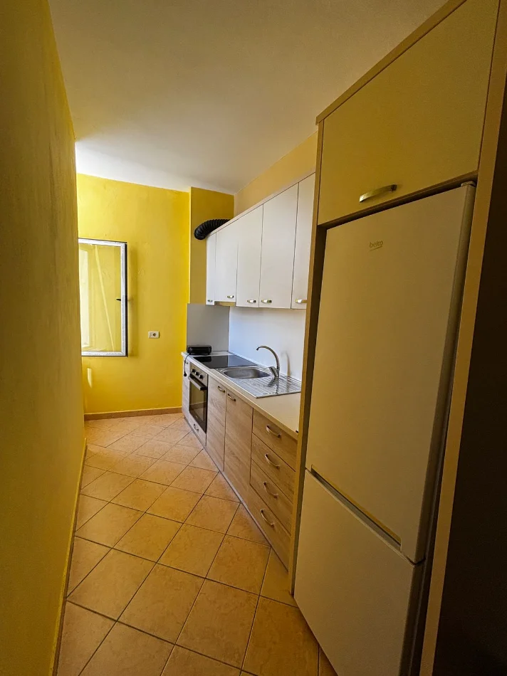 Durres, jepet me qera apartament 1+1 , 60 m² 400 € (Shkembi i Kavajes)