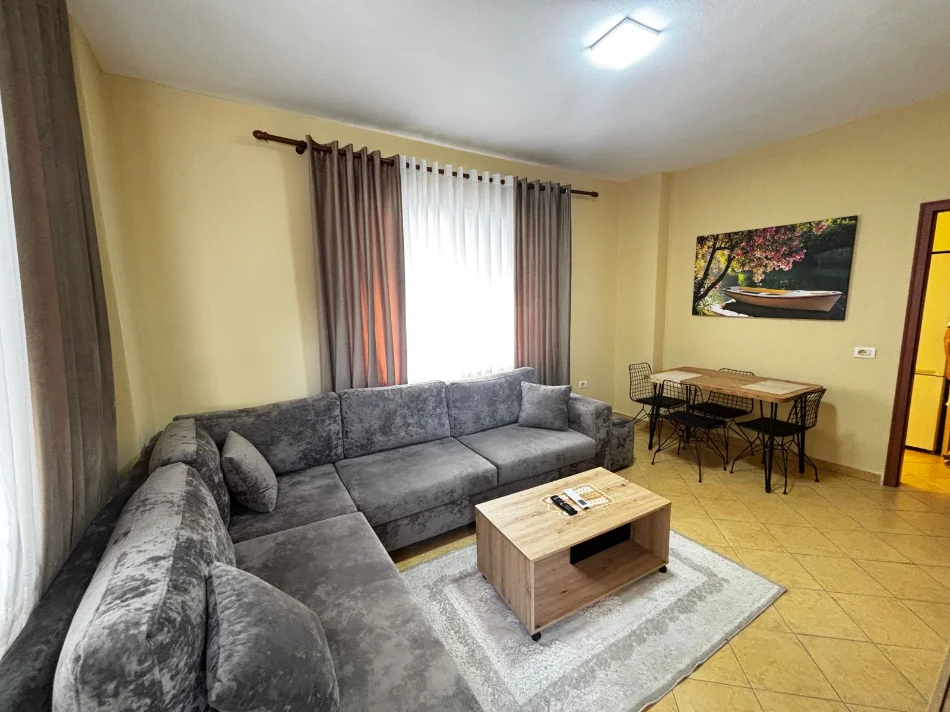 Durres, jepet me qera apartament 1+1 , 60 m² 400 € (Shkembi i Kavajes)