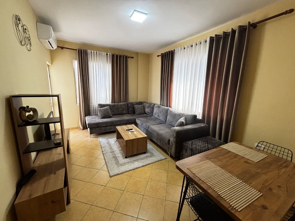 Durres, jepet me qera apartament 1+1 , 60 m² 400 € (Shkembi i Kavajes)