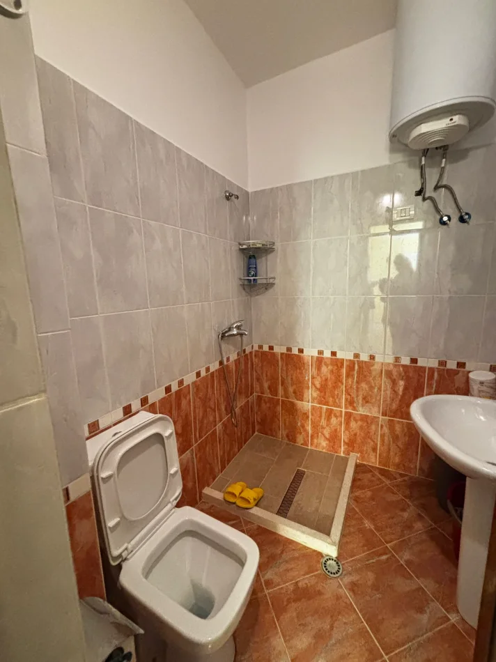 Durres, jepet me qera apartament 1+1 , 60 m² 400 € (Shkembi i Kavajes)