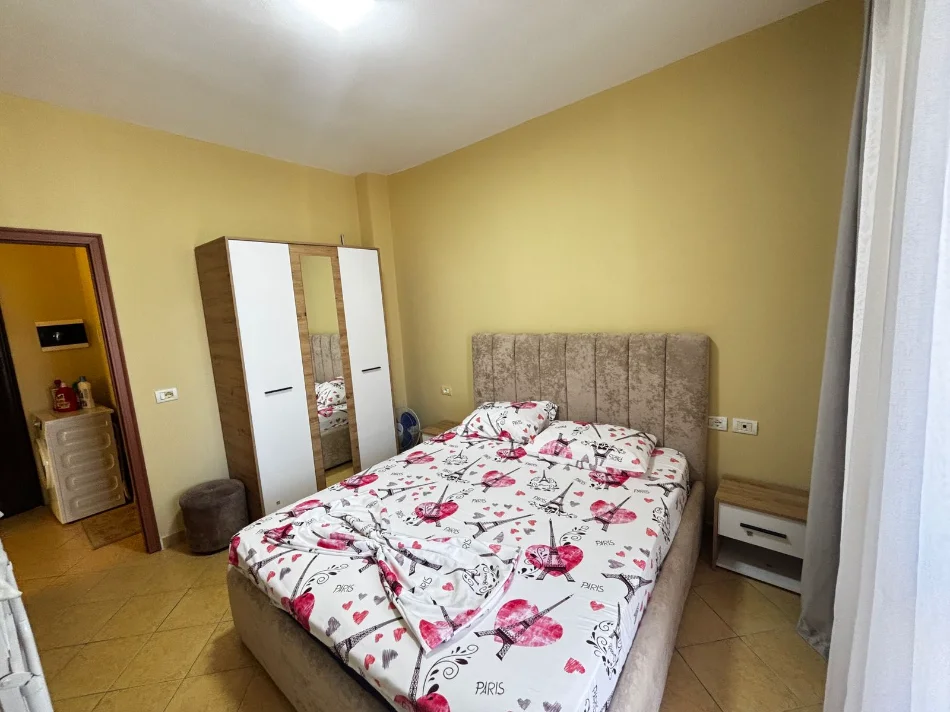 Durres, jepet me qera apartament 1+1 , 60 m² 400 € (Shkembi i Kavajes)