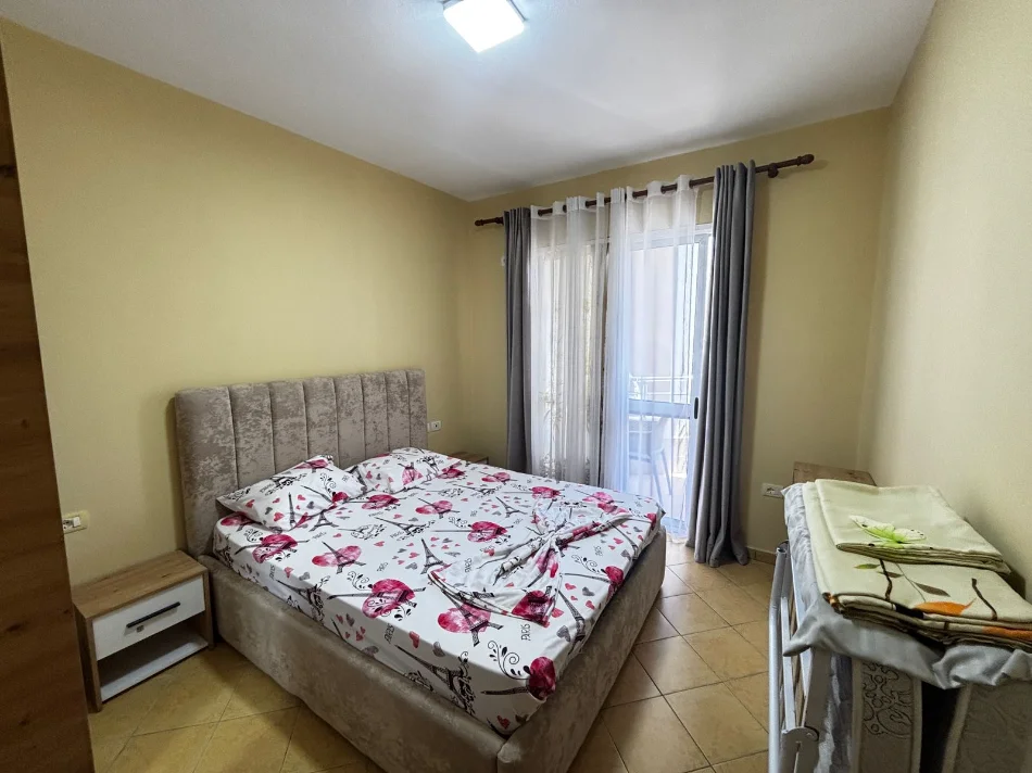 Durres, jepet me qera apartament 1+1 , 60 m² 400 € (Shkembi i Kavajes)