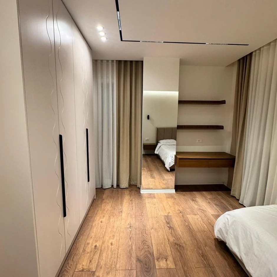 Tirane, jepet me qera apartament 2+1+Aneks+Ballkon , 90 m² 800 € (Xhamllik)