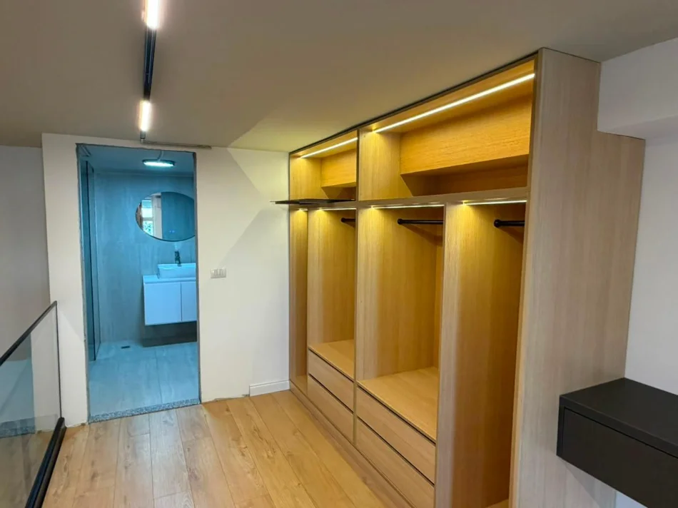 Tirane, jepet me qera apartament duplex 1+1 Kati 1, 62 m² 550 € (Golden park 3)