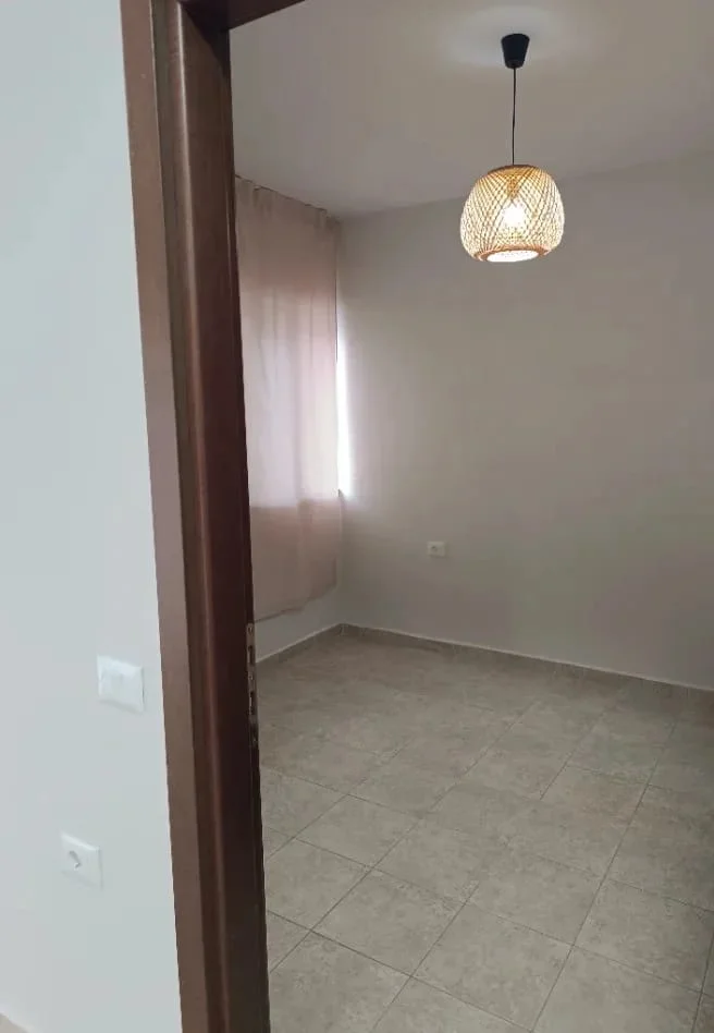 Tirane, jepet me qera apartament 1+1+Ballkon Kati 5, 50 m² 400 € (Ish Fusha Aviacionit)