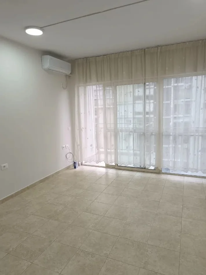 Tirane, jepet me qera apartament 1+1+Ballkon Kati 5, 50 m² 400 € (Ish Fusha Aviacionit)