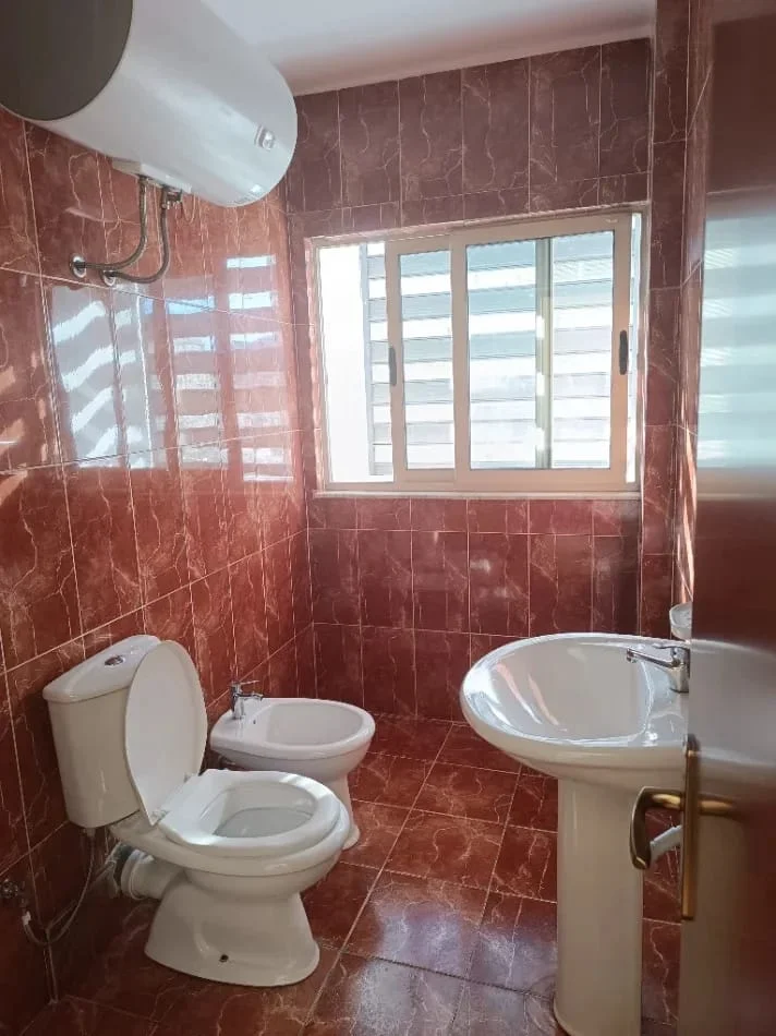 Tirane, jepet me qera apartament 1+1+Ballkon Kati 5, 50 m² 400 € (Ish Fusha Aviacionit)