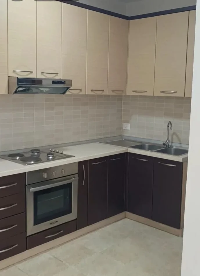Tirane, jepet me qera apartament 1+1+Ballkon Kati 5, 50 m² 400 € (Ish Fusha Aviacionit)