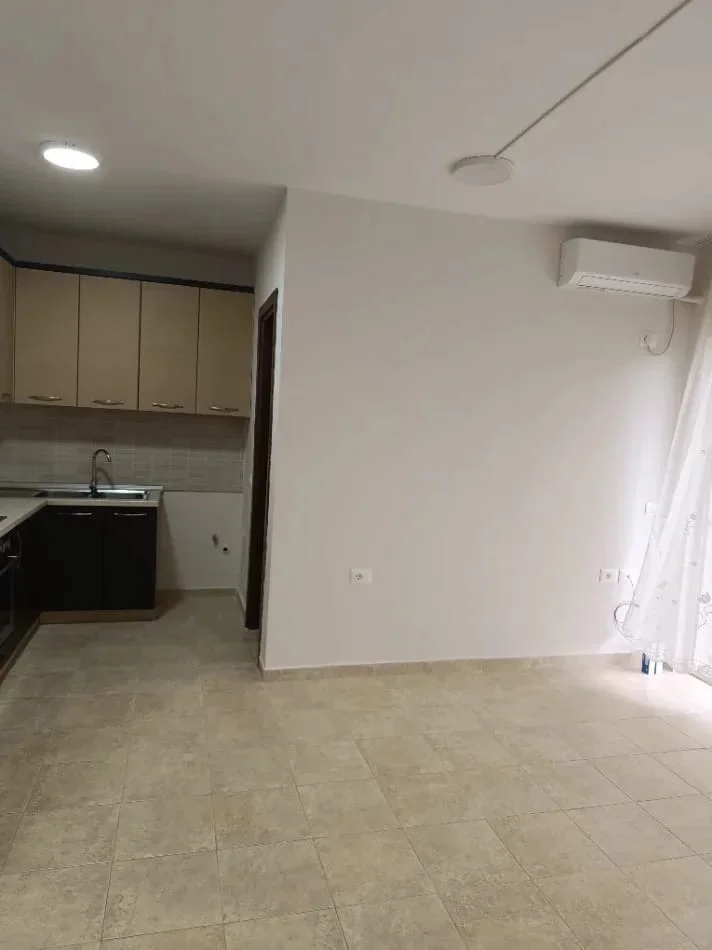 Tirane, jepet me qera apartament 1+1+Ballkon Kati 5, 50 m² 400 € (Ish Fusha Aviacionit)