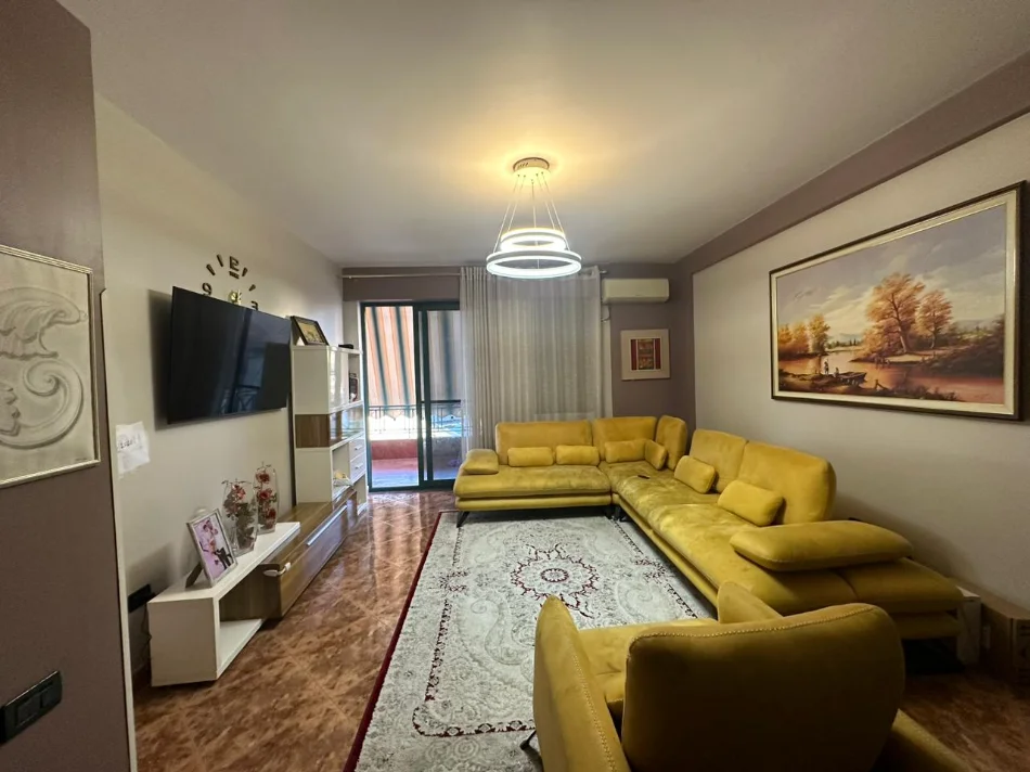 Tirane, jepet me qera apartament 2+1+Aneks+Ballkon Kati 2, 120 m² 950 € (rruga e kavajes)