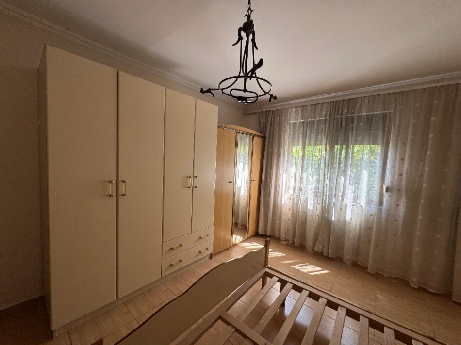 Tirane, jepet me qera apartament 1+1 Kati 4, 380 € 