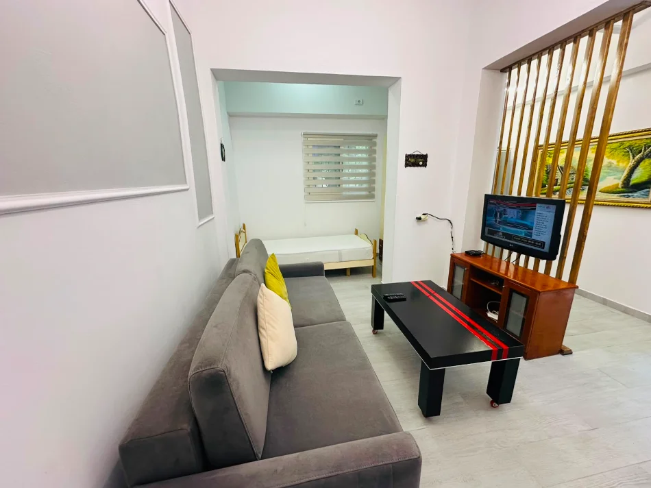 Tirane, jepet me qera garsoniere Kati 1, 40 m² 400 mije leke (ISH PARKU)