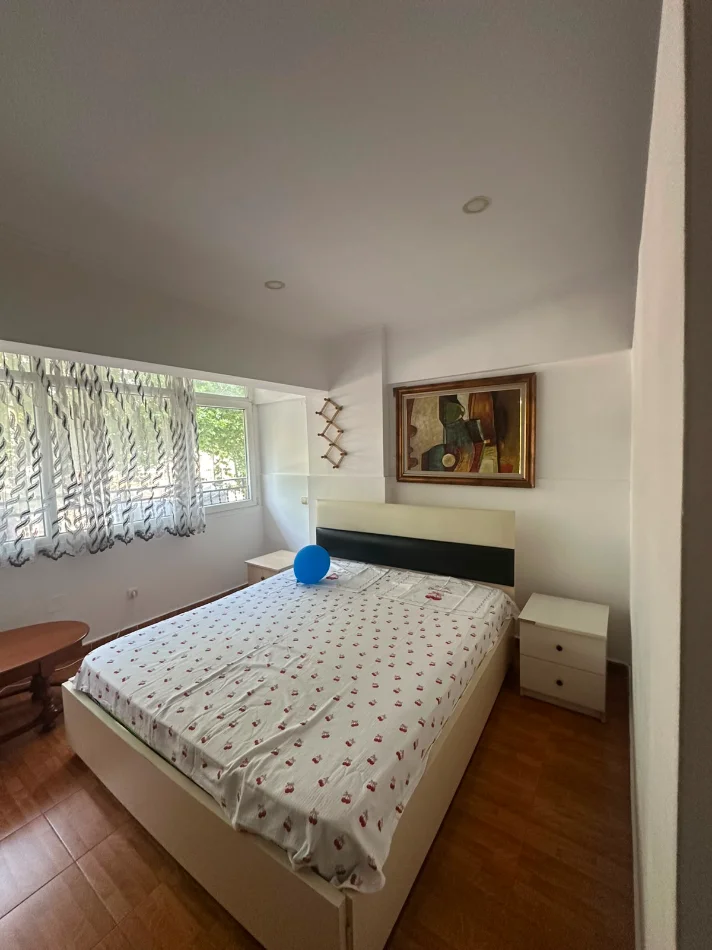 Tirane, jepet me qera garsonier Kati 2, 420 € (laprake , rruga dritan hoxha , spitali ushtarak , ish dogana)