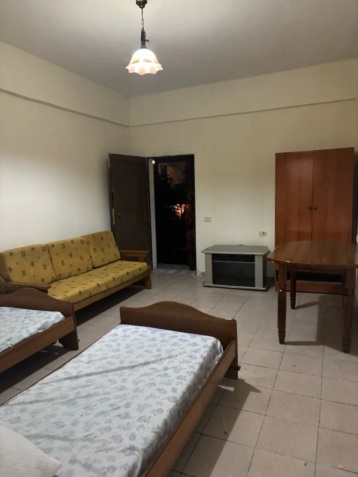 Tirane, jepet me qera apartament 1+1 Kati 1, 40 m² 270 € (Blloku i Vilave Selite, Prane Komunes se Parisit)