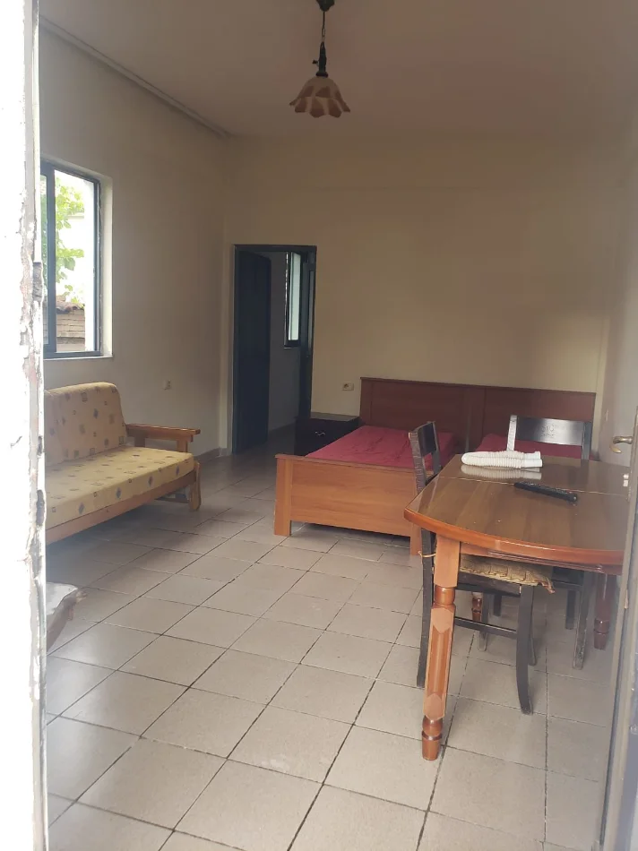 Tirane, jepet me qera apartament 1+1 Kati 1, 40 m² 270 € (Blloku i Vilave Selite, Prane Komunes se Parisit)