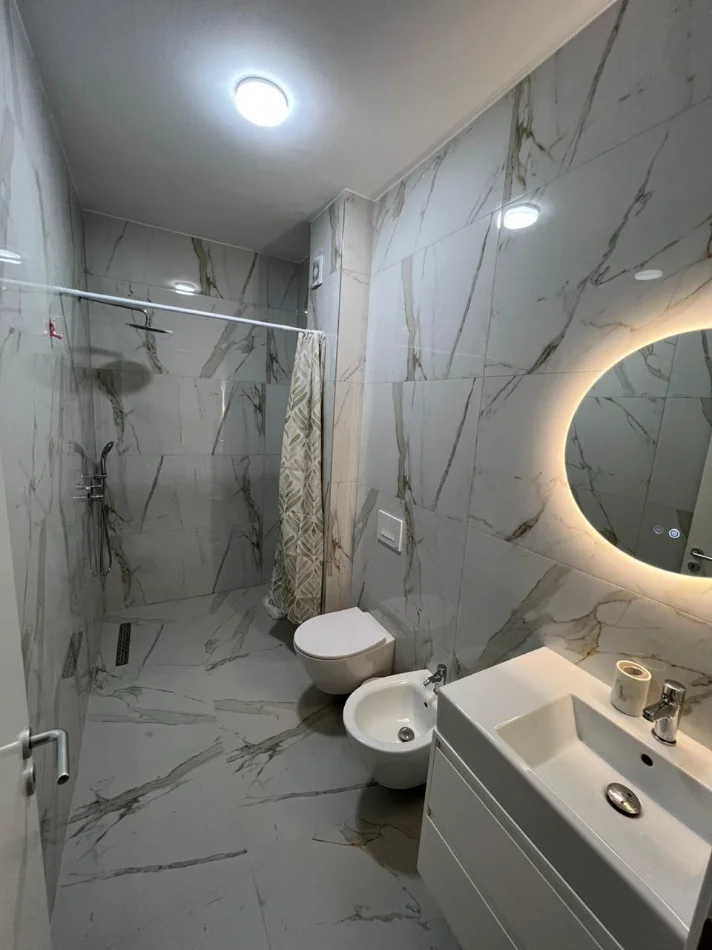 Tirane, jepet me qera apartament 2+1 , 