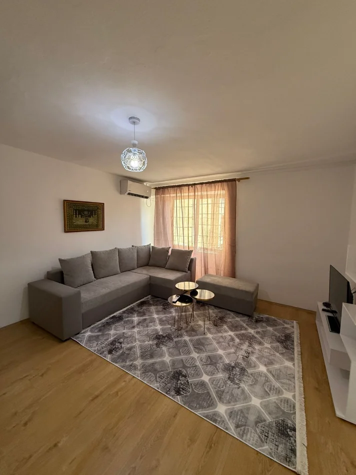 Tirane, jepet me qera apartament 1+1+Aneks+Ballkon Kati 2, 56 m² 450 € (brryli)