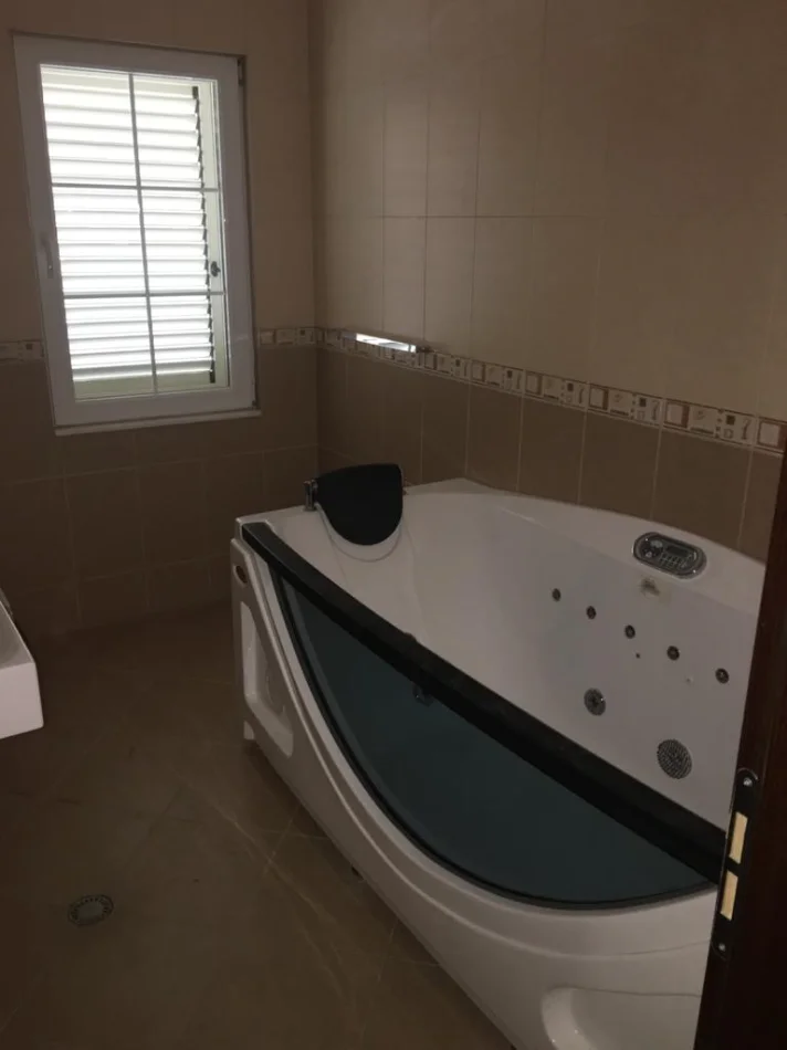Tirane, jepet me qera Vile Vile 3 Katshe , 669 m² 3.000 € (Akacia Hills, pranë TEG)