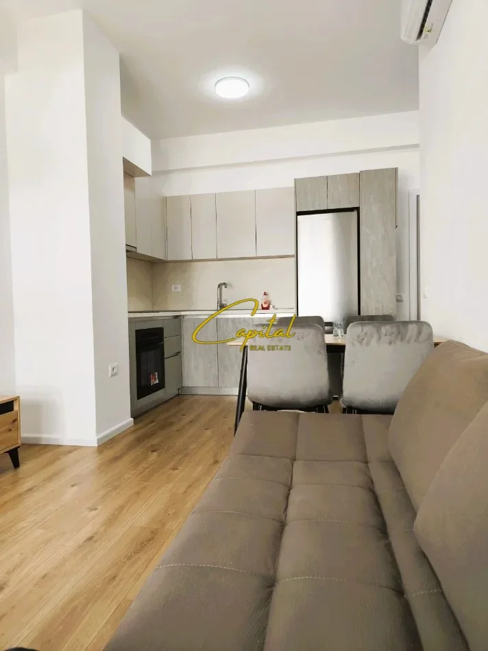 Tirane, jepet me qera apartament 1+1 Kati 3, 60 m² 400 € (FRESKU)