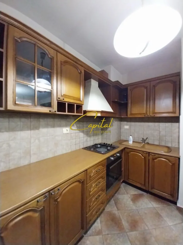 Tirane, jepet me qera apartament 1+1 Kati 3, 85 m² 550 € (KOMUNA E PARISIT)